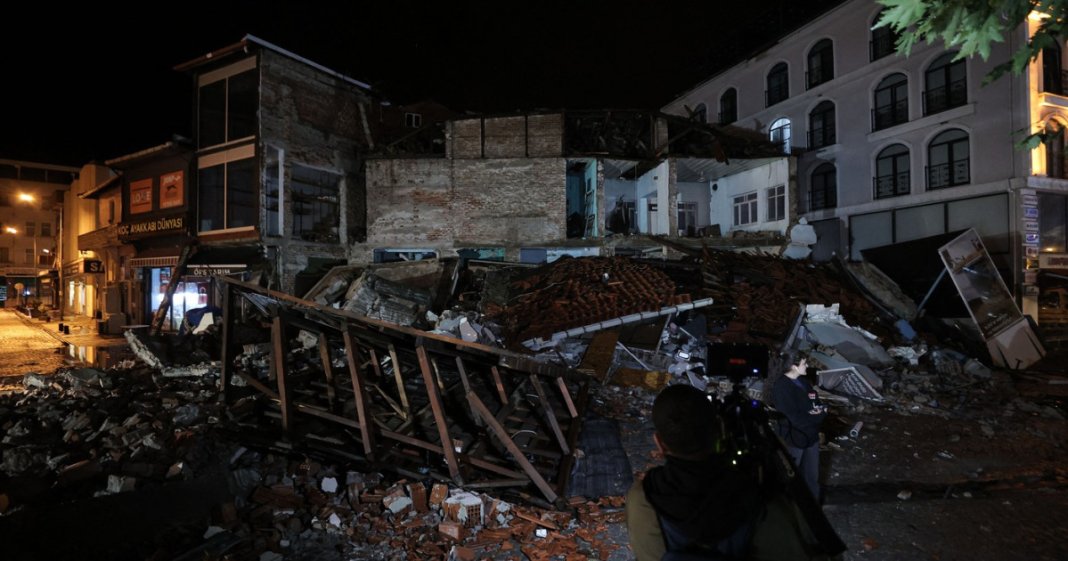 Cel puțin 26 de replici într-o oră după seismul de 6,1 din Turcia; școlile din provincia Balîkeșir sunt închise marți.