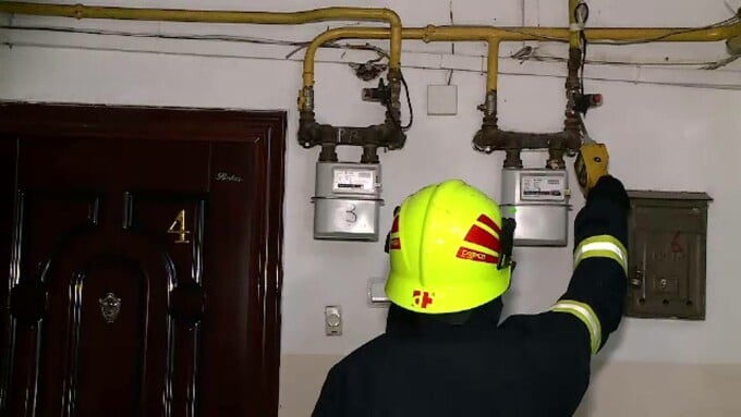 Deflagrație în Râmnicu Sărat la un bloc, probabil din cauza unei acumulări de gaze