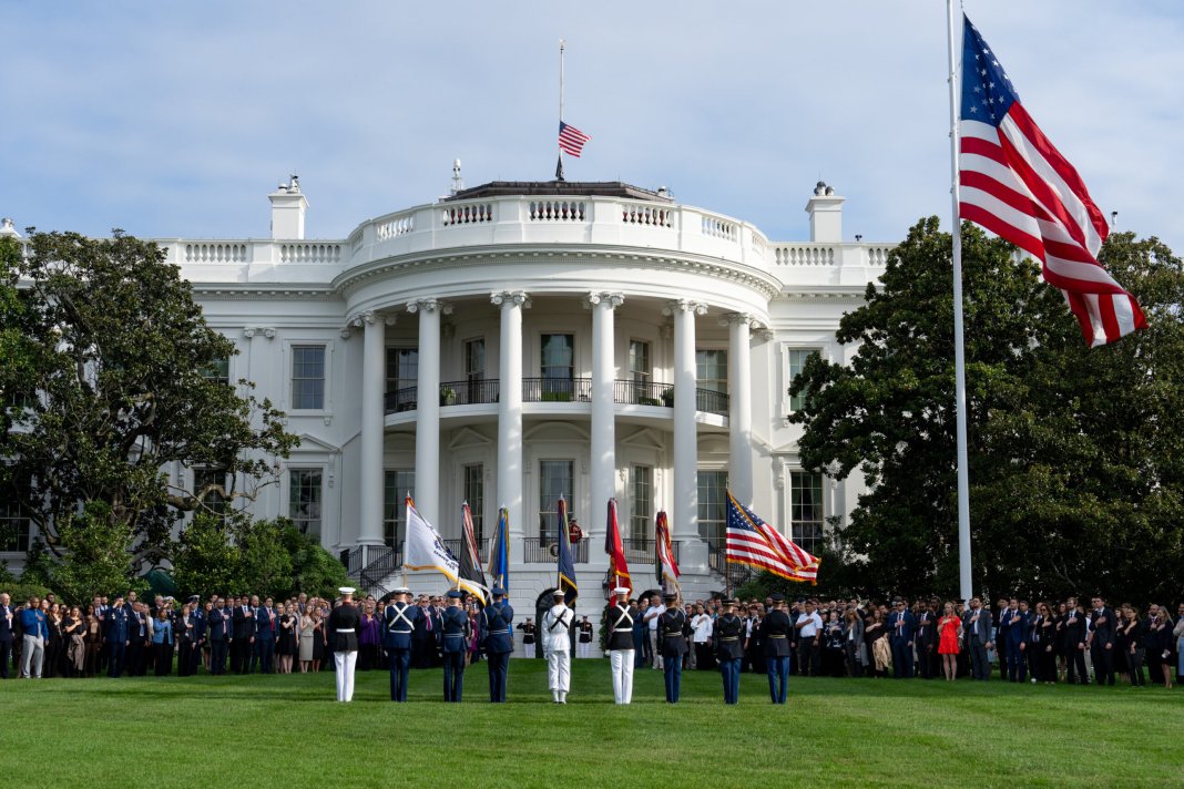 Doi ofițeri din Garda Națională, împușcați în apropierea Casei Albe, au decedat
