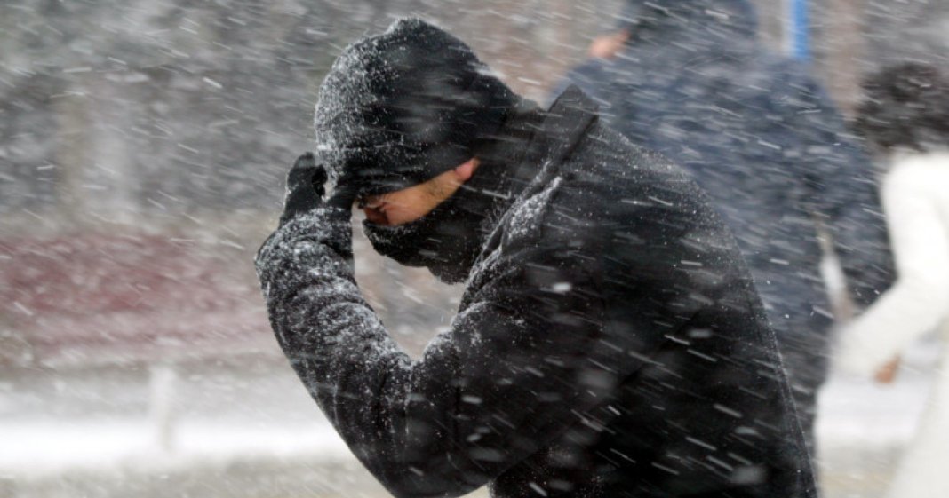 Temperaturile scad în întreaga țară: avertizare de precipitații, ninsoare și vânt intens. Previziunea pentru București