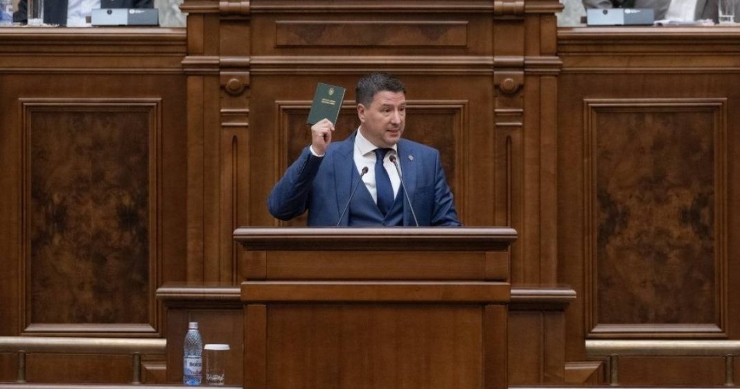 Un senator ales pe listele SOS este acuzat că a sustras un rucsac ce conținea 1.500 de lei și o tabletă.