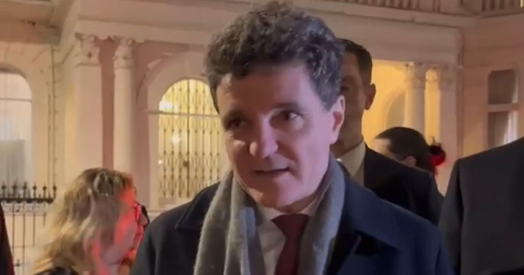 Locuitorii români din Londra l-au primit pe liderul statului la ambasadă: „Nicușoare, nu mai sta, protejează Justiția”. Cererea adresată acestuia