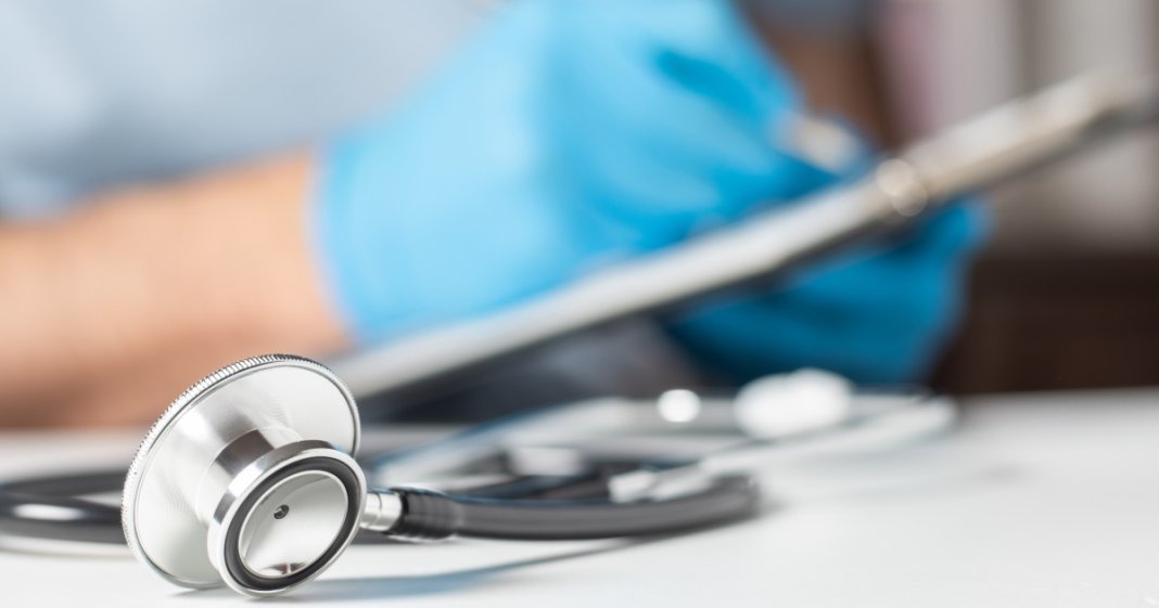 Pensia acumulată împreună cu salariul, extinsă de Executiv până în 2026, cu prioritate în sectoarele sănătății și educației. Detaliile oferite de Rogobete.