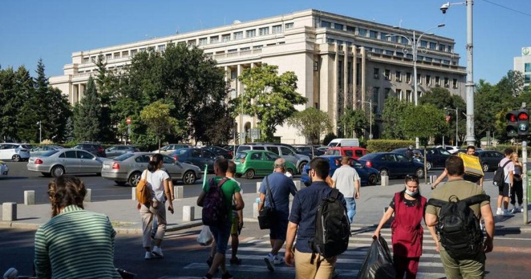 Trei cvarti dintre români cred că țara se află pe un drum greșit. Încrederea în politicieni este la niveluri foarte scăzute (sondaj)