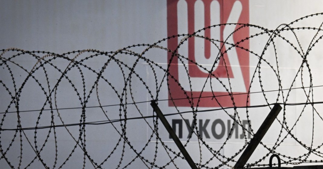 Lukoil a comunicat vânzarea active internaționale în valoare de 22 de miliarde de dolari. Ce activități realizează compania în România?