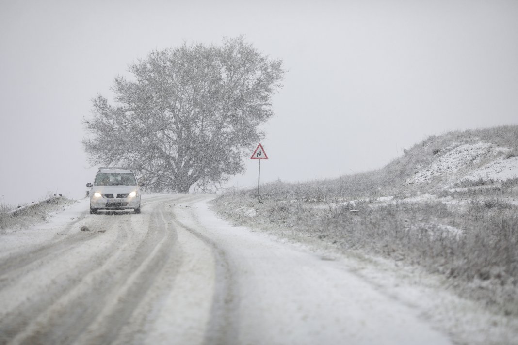 Nicușor Dan, reținut pe durata nopții în Paris. Cauzele întârzierii aeronavei militare Spartan care l-a transportat în Franța.