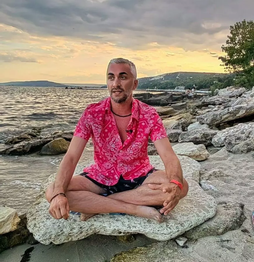 Fost angajat la STB și TAROM, vânzător de parfumuri pe lângă slujba la stat, a devenit acum practician Reiki.