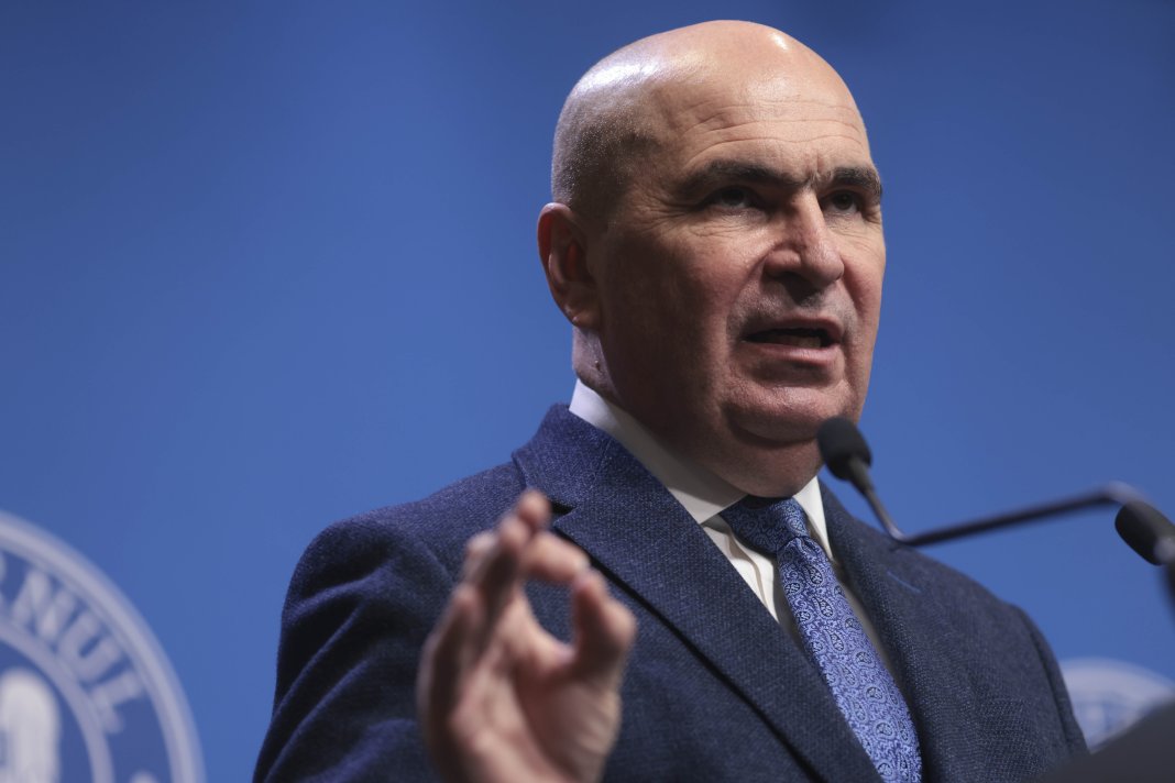 Reacția prim-ministrului Bolojan după ce un cunoscut profesor universitar a distrus în direct diploma sa de doctorat la televizor: „Nu ne lipsesc diplomele”