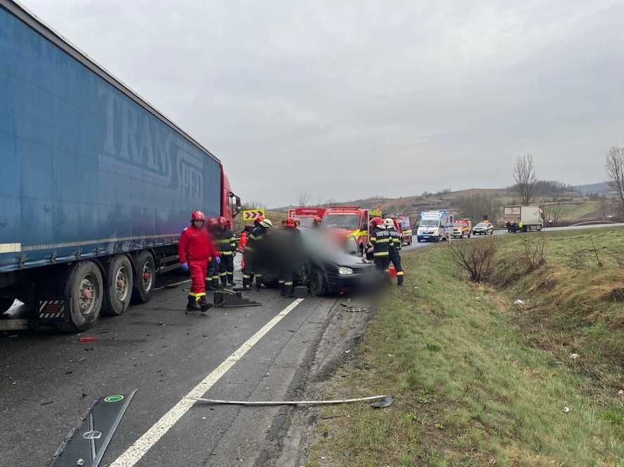 Accident serios în Cluj: Trei vehicule, inclusiv două camioane și o mașină, au fost implicate, cinci bărbați pierzându-și viața.
