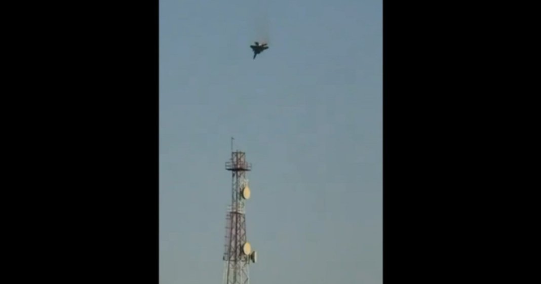 Căderea unui avion de vânătoare F-15 al SUA în Kuwait. Piloții au reușit să se ejecteze.