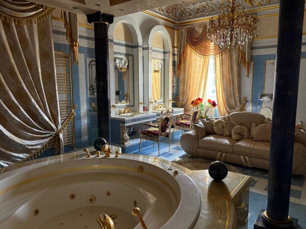 Cum arată interiorul palatului lui Gradu Cârpaci, acuzat că a forțat un român să-i ofere un rinichi. Replica de la Peleș