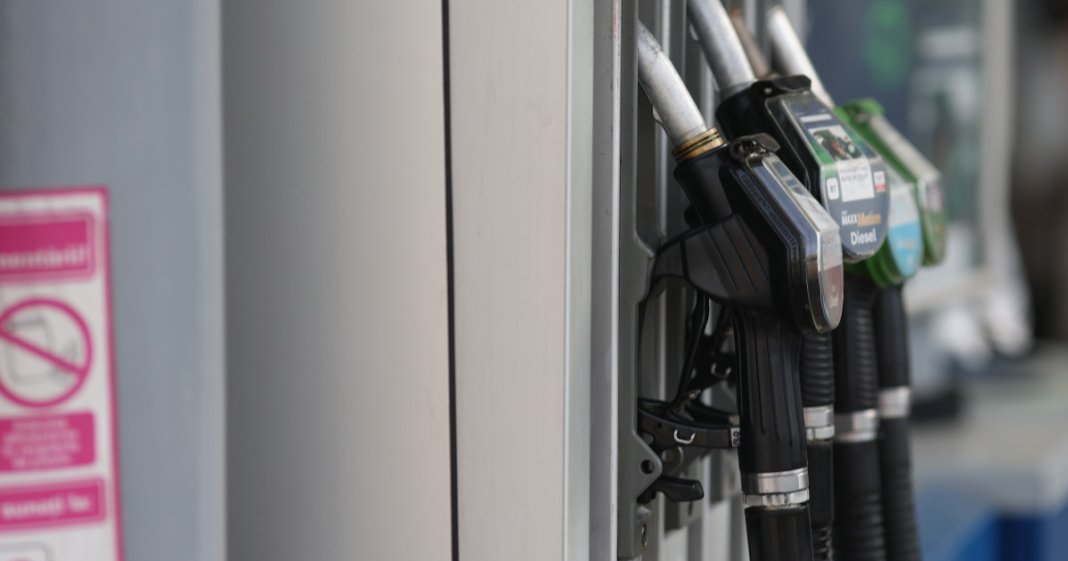 Ordonanța combustibililor: Executivul stabilește un plafon pentru adaosul comercial și restricționează exporturile. Până...