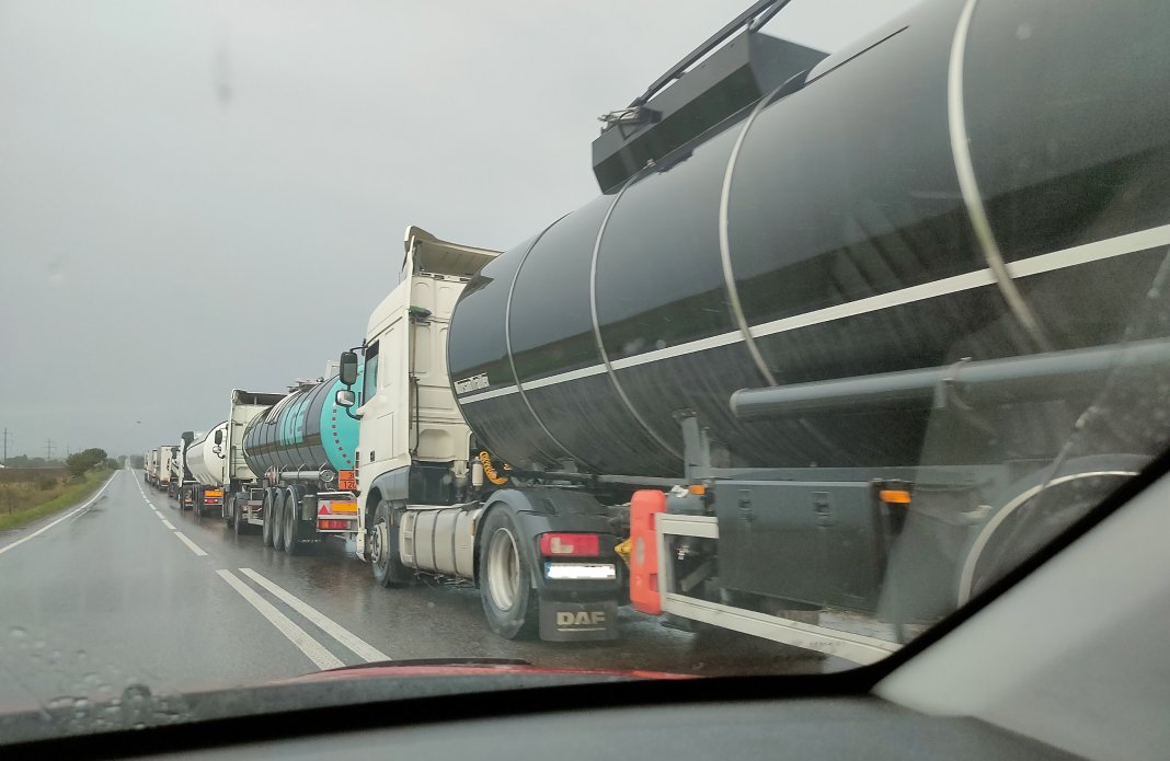 Coadă de autocisterne ce se întinde pe kilometri la accesul celei mai mari rafinării din România. Comentariile șoferilor