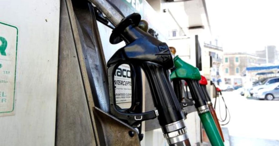 Soluție pentru scăderea costului motorinei: acciză redusă și actualizare zilnică singulară a prețurilor la...