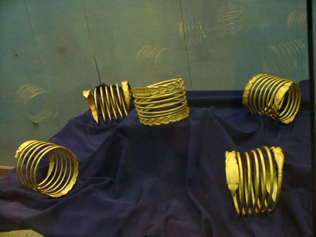 Tezaurul dacic în valoare de 2 milioane de euro, sustras din Munții Orăștiei și comercializat pe piața ilegală, asociat cu „cartelul sârbs”