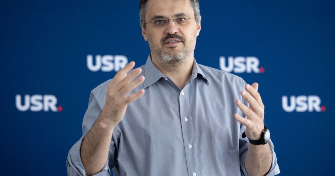 „Aș prefera să-mi amputez mâna decât să-l aleg pe Predoiu pentru funcția de premier”, declară Cristian Ghinea (USR) referitor la un...