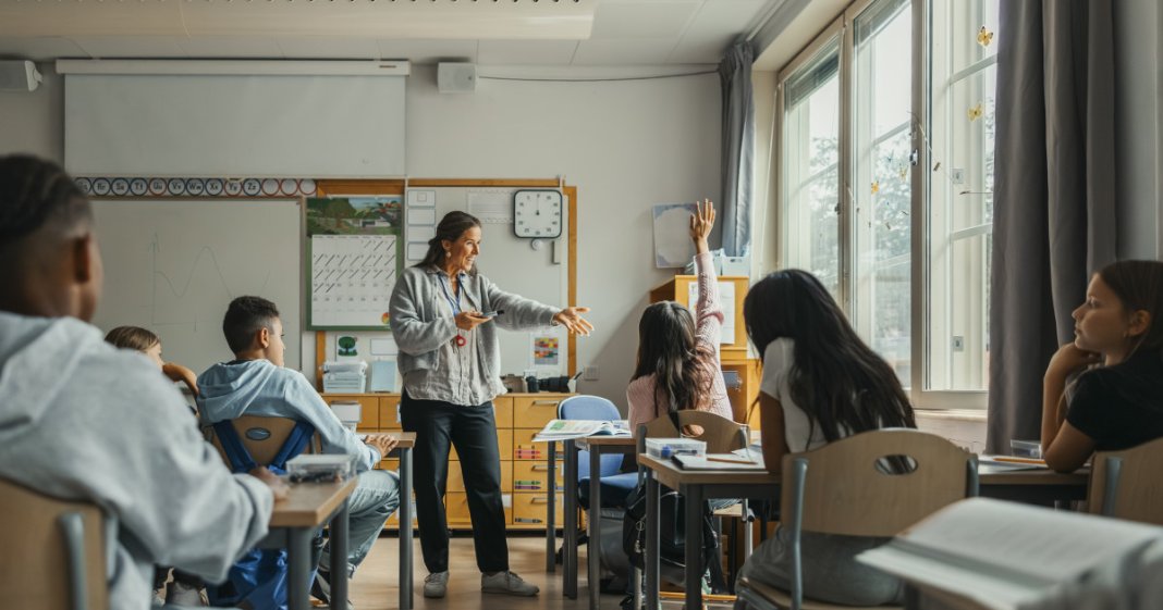 Câștigurile cadrelor didactice în 2027: Efectul noii legislații a salariilor asupra sectorului educațional