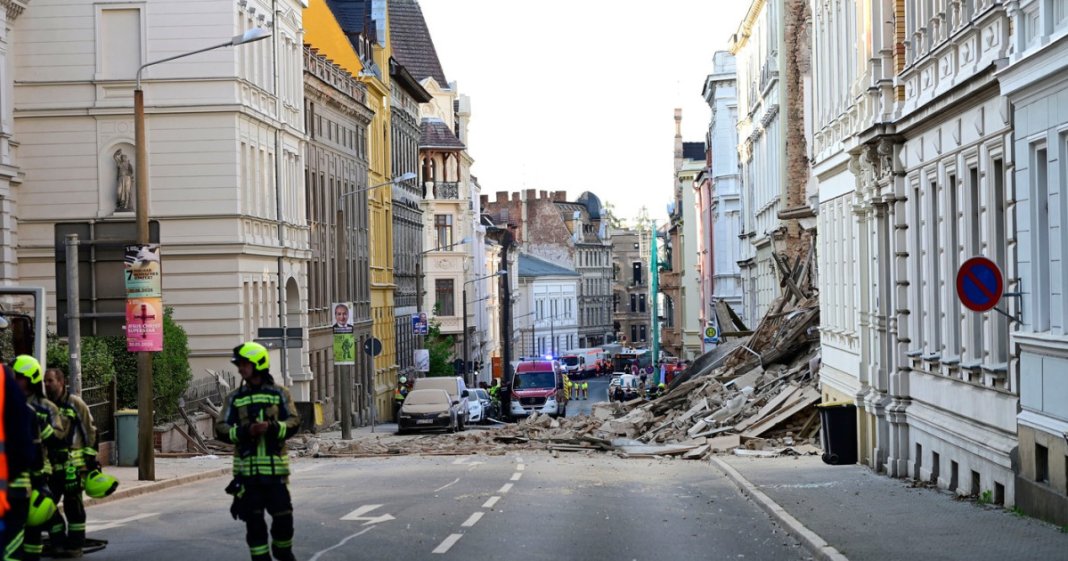 Două românce au fost date dispărute în Germania după colapsul clădirii în care resideau.