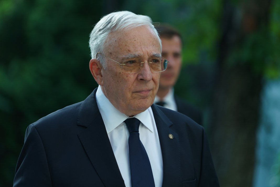 Isărescu dezvăluie realitatea cursului „artificial”: „Am achiziționat valută, nu am comercializat. Dacă am fi lăsat surplusul de rezervă în piață, euro ar fi atins 4,4 lei”