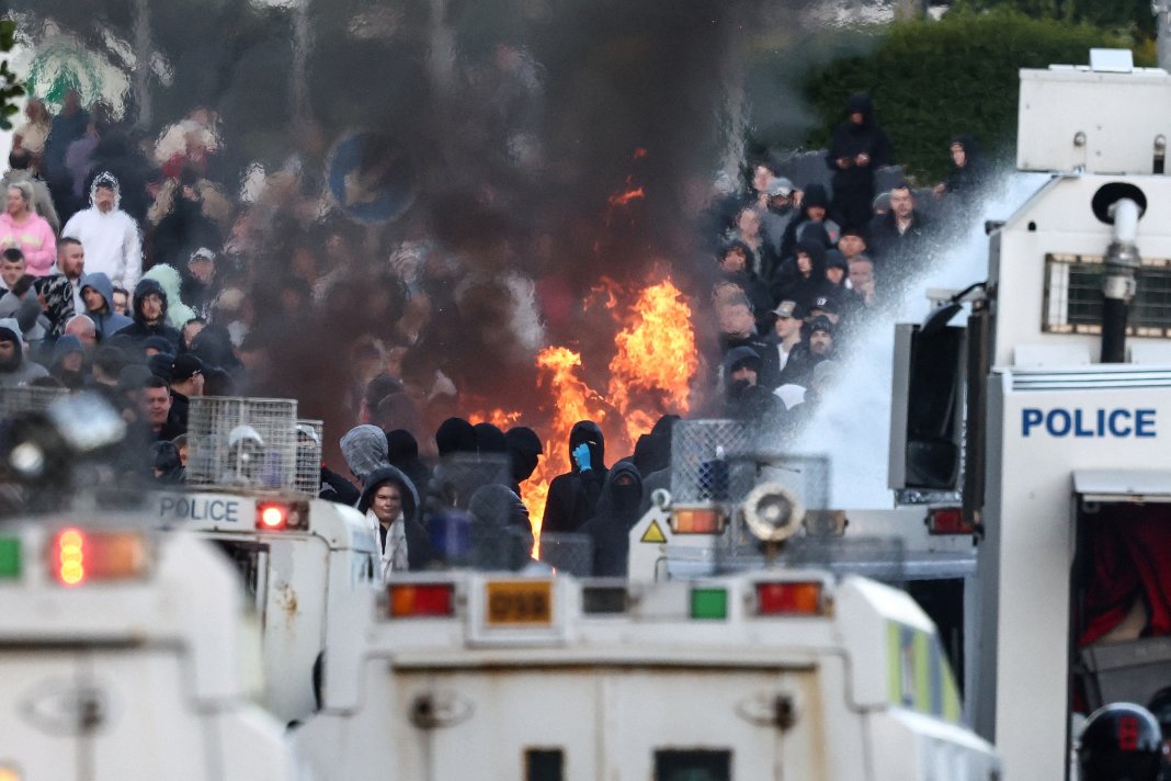 MAE anunță mutarea temporară a tuturor românilor implicați în protestele din Belfast
