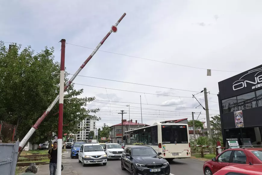 Femeia de 36 de ani ce ridică manual o barieră de tren. O fotografie ce reflectă condiția infrastructurii din România. Femeia de 36 de ani ce ridică manual o barieră de tren. O fotografie ce reflectă condiția infrastructurii din România.