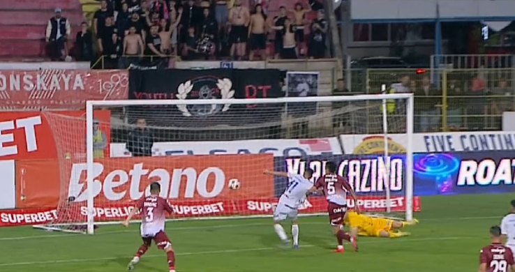 Haos complet la FC Botoșani - Rapid! Două intervenții VAR, două cartonașe roșii și un penalty transformat în doar opt minute.