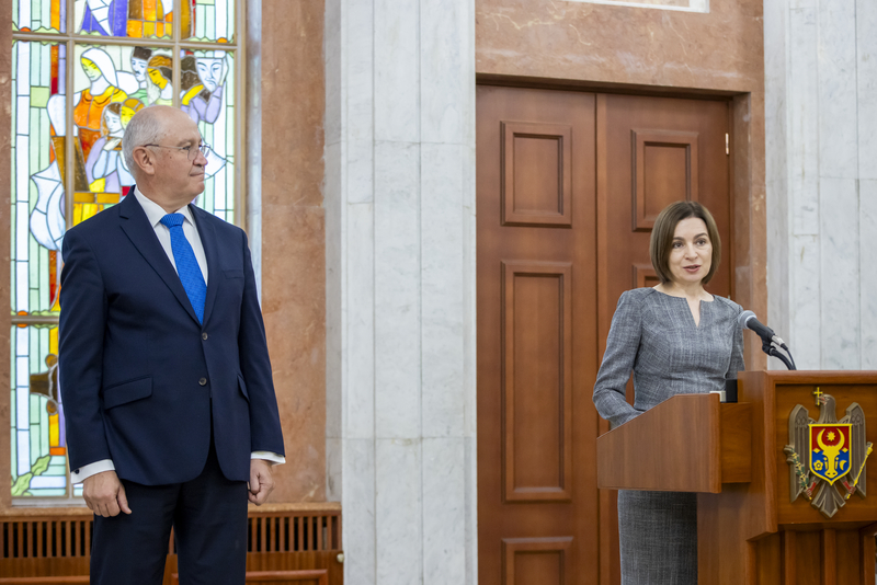 „Hotărârea de a renunța la funcție”. Prim-ministrul Republicii Moldova, Alexandru Munteanu, a părăsit oficial funcția după o perioadă mai mică de un an de mandat.