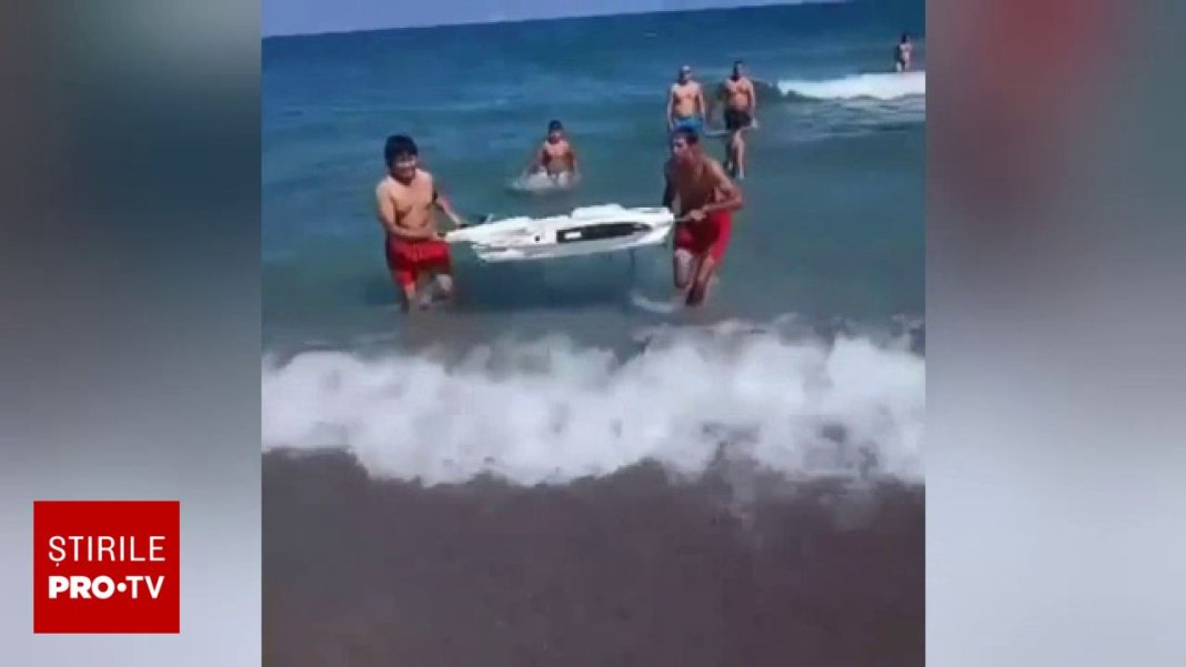 Doi turiști surprinși în timp ce filmau recuperarea unui fragment de dronă din mare la Năvodari. Autoritățile: „Nu luați inițiativa personal.”