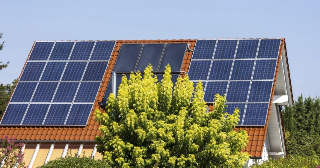 Prosumatorii transmit un mesaj lui Bolojan în contextul crizei energetice: „Dacă dorești să-mi controlezi acumulatorul...